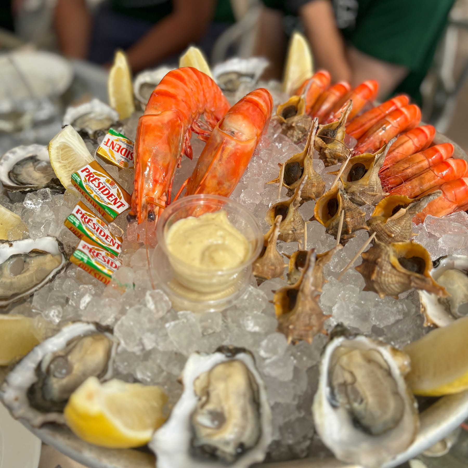 牡蠣とエビなどのシーフード